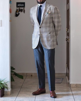 30 Jährige: Lila Socken kombinieren – 135 Elegante Herren Outfits: Entscheiden Sie sich für ein graues Sakko mit Schottenmuster und lila Socken für einen entspannten Wochenend-Look. Putzen Sie Ihr Outfit mit braunen Leder Slippern.