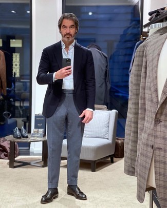 Dunkelblaues Sakko kombinieren – 500+ Herren Outfits: Kombinieren Sie ein dunkelblaues Sakko mit einer grauen Anzughose für eine klassischen und verfeinerte Silhouette. Dieses Outfit passt hervorragend zusammen mit dunkelbraunen Leder Slippern mit Quasten.