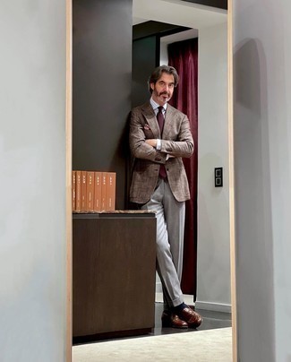Braune Leder Slipper kombinieren – 500+ Herren Outfits warm Wetter: Tragen Sie ein braunes Wollsakko mit Schottenmuster und eine graue Anzughose für eine klassischen und verfeinerte Silhouette. Braune Leder Slipper sind eine kluge Wahl, um dieses Outfit zu vervollständigen.