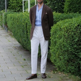 Dunkelbraunes Sakko kombinieren – 500+ Herren Outfits: Tragen Sie ein dunkelbraunes Sakko und eine weiße Anzughose für eine klassischen und verfeinerte Silhouette. Dunkelbraune Leder Slipper sind eine gute Wahl, um dieses Outfit zu vervollständigen.