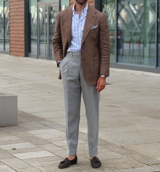 Braunes Leinen Sakko kombinieren – 33 Herren Outfits: Kombinieren Sie ein braunes Leinen Sakko mit einer grauen Anzughose für einen stilvollen, eleganten Look. Dunkelbraune Wildleder Slipper mit Quasten sind eine gute Wahl, um dieses Outfit zu vervollständigen.