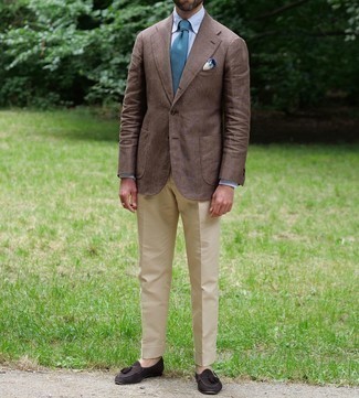 Welche Slipper mit braunen Sakkos zu tragen – 489 Elegante Herren Outfits: Kombinieren Sie ein braunes Sakko mit einer hellbeige Anzughose, um vor Klasse und Perfektion zu strotzen. Slipper sind eine gute Wahl, um dieses Outfit zu vervollständigen.