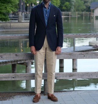 30 Jährige: Hellbeige Anzughose kombinieren – 500+ Herren Outfits: Vereinigen Sie ein dunkelblaues Sakko mit einer hellbeige Anzughose, um vor Klasse und Perfektion zu strotzen. Komplettieren Sie Ihr Outfit mit braunen Wildleder Slippern mit Quasten.