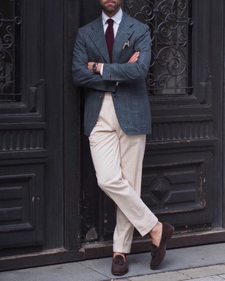 30 Jährige: Welche Anzughosen mit dunkelgrauen Sakkos zu tragen – 500+ Herren Outfits warm Wetter: Kombinieren Sie ein dunkelgraues Sakko mit einer Anzughose für einen stilvollen, eleganten Look. Ergänzen Sie Ihr Look mit dunkelbraunen Wildleder Slippern mit Quasten.