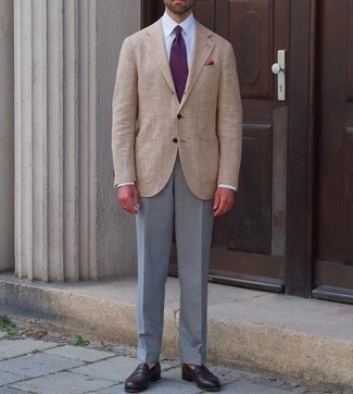 30 Jährige: Welche Slipper mit beige Sakkos zu tragen – 500+ Herren Outfits: Kombinieren Sie ein beige Sakko mit einer grauen Anzughose, um vor Klasse und Perfektion zu strotzen. Komplettieren Sie Ihr Outfit mit Slippern.