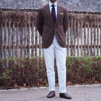 Welche Slipper mit braunen Sakkos zu tragen – 489 Elegante Herren Outfits: Kombinieren Sie ein braunes Sakko mit einer weißen Anzughose für einen stilvollen, eleganten Look. Dieses Outfit passt hervorragend zusammen mit Slippern.