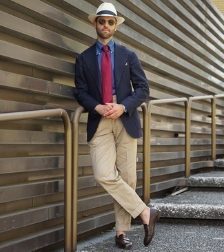 30 Jährige: Blaues Businesshemd kombinieren – 500+ Herren Outfits: Erwägen Sie das Tragen von einem blauen Businesshemd und einer beige Anzughose für eine klassischen und verfeinerte Silhouette. Fühlen Sie sich ideenreich? Ergänzen Sie Ihr Outfit mit dunkelbraunen Leder Slippern.