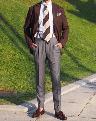 Braunes Wollsakko kombinieren – 500+ Herren Outfits: Kombinieren Sie ein braunes Wollsakko mit einer grauen Anzughose für einen stilvollen, eleganten Look. Dunkelbraune Leder Slipper mit Quasten fügen sich nahtlos in einer Vielzahl von Outfits ein.