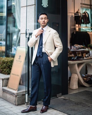 Rotbraune Leder Oxford Schuhe kombinieren – 500+ Herren Outfits: Tragen Sie ein hellbeige Sakko und eine dunkelblaue Anzughose für eine klassischen und verfeinerte Silhouette. Rotbraune Leder Oxford Schuhe fügen sich nahtlos in einer Vielzahl von Outfits ein.