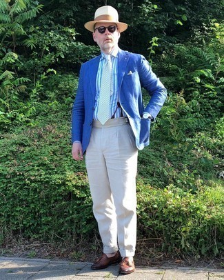 Weißen Hosenträger kombinieren – 17 Herren Outfits: Vereinigen Sie ein blaues Sakko mit einem weißen Hosenträger für einen entspannten Wochenend-Look. Fühlen Sie sich ideenreich? Wählen Sie braunen Leder Slipper mit Quasten.