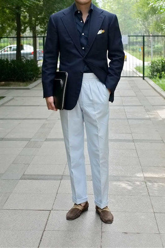 30 Jährige: Welche Slipper mit weißer Anzughose zu tragen – 246 Sommer Herren Outfits: Tragen Sie ein dunkelblaues Sakko und eine weiße Anzughose für eine klassischen und verfeinerte Silhouette. Ergänzen Sie Ihr Look mit Slippern. Der Look ist wirklich Sommer pur.