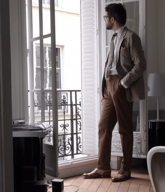 Braune Leder Brogues kombinieren – 500+ Herren Outfits: Kombinieren Sie ein braunes Sakko mit einer braunen Anzughose für eine klassischen und verfeinerte Silhouette. Braune Leder Brogues verleihen einem klassischen Look eine neue Dimension.