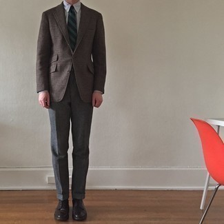 Dunkelblaue und grüne horizontal gestreifte Krawatte kombinieren – 639+ Herren Outfits: Kombinieren Sie ein dunkelbraunes Wollsakko mit Schottenmuster mit einer dunkelblauen und grünen horizontal gestreiften Krawatte für eine klassischen und verfeinerte Silhouette. Dunkelbraune Leder Derby Schuhe sind eine gute Wahl, um dieses Outfit zu vervollständigen.