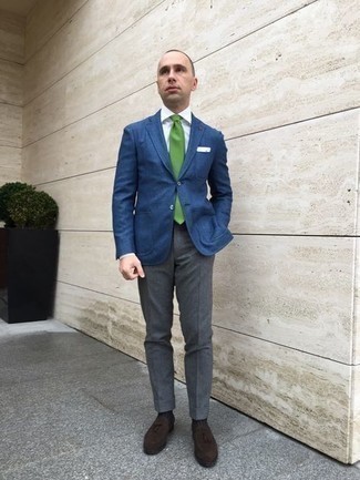 Grüne Krawatte kombinieren – 125 Herren Outfits: Tragen Sie ein blaues Wollsakko und eine grüne Krawatte für einen stilvollen, eleganten Look. Dunkelbraune Wildleder Slipper mit Quasten fügen sich nahtlos in einer Vielzahl von Outfits ein.