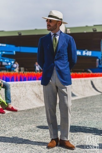 Rotbraune Chukka-Stiefel aus Wildleder kombinieren – 500+ Herren Outfits: Tragen Sie ein dunkelblaues Sakko und eine graue Anzughose, um vor Klasse und Perfektion zu strotzen. Rotbraune Chukka-Stiefel aus Wildleder liefern einen wunderschönen Kontrast zu dem Rest des Looks.