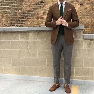 30 Jährige: Dunkelgrüne Krawatte kombinieren – 500+ Herren Outfits: Entscheiden Sie sich für ein braunes Sakko mit Karomuster und eine dunkelgrüne Krawatte für einen stilvollen, eleganten Look. Vervollständigen Sie Ihr Look mit braunen Wildleder Slippern mit Quasten.