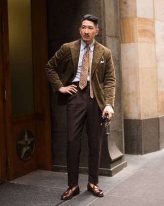 Cordsakko kombinieren – 199 Herren Outfits: Vereinigen Sie ein Cordsakko mit einer dunkelbraunen Anzughose für eine klassischen und verfeinerte Silhouette. Komplettieren Sie Ihr Outfit mit braunen Leder Slippern mit Quasten.