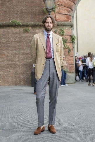 Hellbeige Jacke kombinieren – 773+ Elegante Herren Outfits: Paaren Sie eine hellbeige Jacke mit einer grauen Anzughose, um vor Klasse und Perfektion zu strotzen. Braune Wildleder Slipper sind eine großartige Wahl, um dieses Outfit zu vervollständigen.