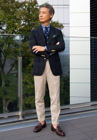 Welche Sakkos mit hellbeige Anzughose zu tragen – 500+ Herren Outfits: Vereinigen Sie ein Sakko mit einer hellbeige Anzughose für einen stilvollen, eleganten Look. Dunkelrote Leder Slipper mit Quasten sind eine großartige Wahl, um dieses Outfit zu vervollständigen.