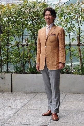 Wie braunes Sakko mit brauner Monks aus Leder zu kombinieren – 54 Herren Outfits warm Wetter: Kombinieren Sie ein braunes Sakko mit einer grauen Anzughose für einen stilvollen, eleganten Look. Dieses Outfit passt hervorragend zusammen mit braunen Monks aus Leder.