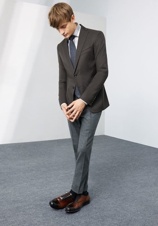 30 Jährige: Graue Krawatte kombinieren – 340 Sommer Herren Outfits: Kombinieren Sie ein dunkelbraunes Sakko mit einer grauen Krawatte für einen stilvollen, eleganten Look. Dunkelbraune Leder Oxford Schuhe sind eine perfekte Wahl, um dieses Outfit zu vervollständigen. Dieses Outfit ist sehr gut für den Sommer geeignet.