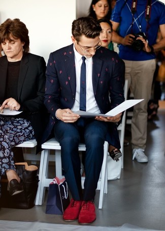 Wie weißes Businesshemd mit dunkelblauer Anzughose zu kombinieren – 494 Elegante Herren Outfits: Kombinieren Sie ein weißes Businesshemd mit einer dunkelblauen Anzughose, um vor Klasse und Perfektion zu strotzen. Rote Wildleder Oxford Schuhe sind eine großartige Wahl, um dieses Outfit zu vervollständigen.