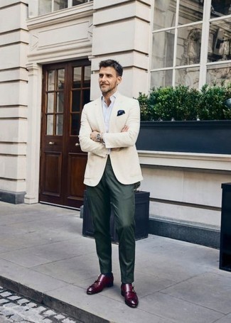Welche Businesshemden mit olivgrüner Anzughose zu tragen – 207 Herren Outfits: Vereinigen Sie ein Businesshemd mit einer olivgrünen Anzughose für einen stilvollen, eleganten Look. Wenn Sie nicht durch und durch formal auftreten möchten, vervollständigen Sie Ihr Outfit mit dunkelroten Doppelmonks aus Leder.