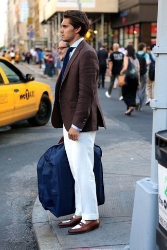 dunkelbraunes Sakko, hellblaues Businesshemd, weiße Anzughose, braune Leder Slipper für Herren