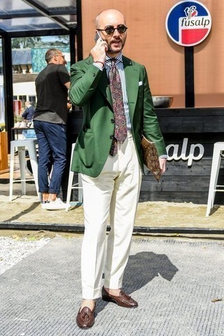 Grünes Sakko kombinieren – 96 Herren Outfits: Entscheiden Sie sich für ein grünes Sakko und eine weiße Anzughose für eine klassischen und verfeinerte Silhouette. Ergänzen Sie Ihr Look mit braunen geflochtenen Leder Slippern mit Quasten.