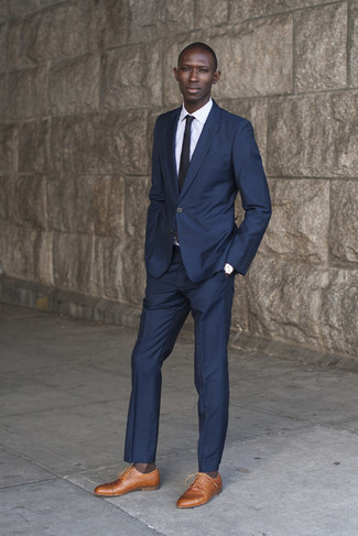 Welche Businesshemden mit beige Brogues zu tragen – 43 Elegante Herren Outfits: Kombinieren Sie ein Businesshemd mit einer dunkelblauen Anzughose für einen stilvollen, eleganten Look. Suchen Sie nach leichtem Schuhwerk? Komplettieren Sie Ihr Outfit mit beige Brogues für den Tag.