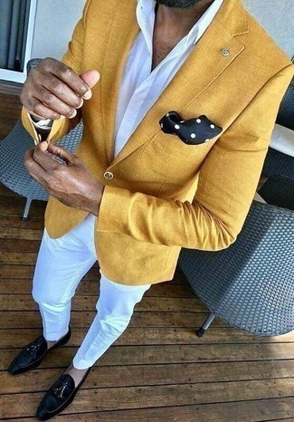 Senf Jacke kombinieren – 493 Herren Outfits: Kombinieren Sie eine senf Jacke mit einer weißen Anzughose für einen stilvollen, eleganten Look. Schwarze Samt Slipper mit Quasten sind eine perfekte Wahl, um dieses Outfit zu vervollständigen.