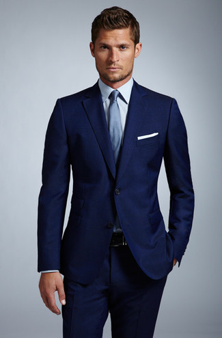 dunkelblaues Sakko, hellblaues Businesshemd, dunkelblaue Anzughose, hellblaue Seidekrawatte für Herren