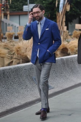 dunkelblaues Sakko, hellblaues Businesshemd, graue Anzughose, dunkelbraune Leder Oxford Schuhe für Herren