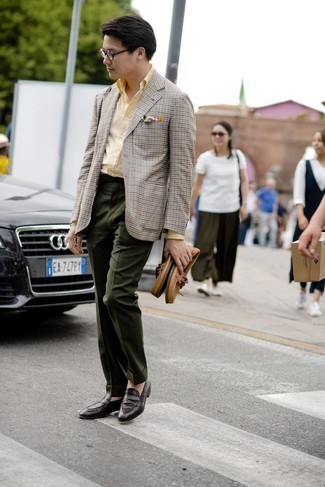 Sakko mit Vichy-Muster kombinieren – 271 Herren Outfits: Kombinieren Sie ein Sakko mit Vichy-Muster mit einer olivgrünen Anzughose für eine klassischen und verfeinerte Silhouette. Dunkelbraune Leder Slipper sind eine kluge Wahl, um dieses Outfit zu vervollständigen.