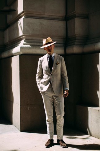 Hellbeige Hut kombinieren – 784+ Herren Outfits: Für ein bequemes Couch-Outfit, kombinieren Sie ein graues Wollsakko mit einem hellbeige Hut. Fühlen Sie sich ideenreich? Komplettieren Sie Ihr Outfit mit dunkelbraunen Wildleder Slippern.