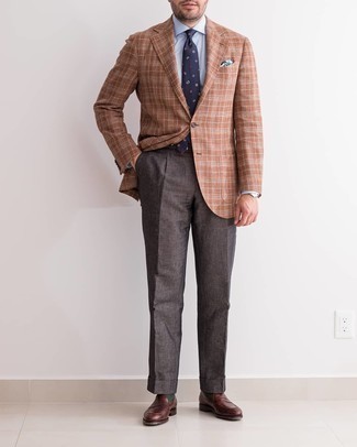 Welche Slipper mit rotbraunen Sakkos zu tragen – 489 Elegante Herren Outfits: Tragen Sie ein rotbraunes Sakko und eine dunkelgraue Anzughose, um vor Klasse und Perfektion zu strotzen. Slipper fügen sich nahtlos in einer Vielzahl von Outfits ein.