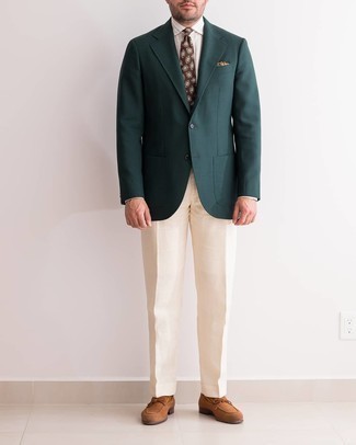 Rotbraune Wildleder Slipper kombinieren – 500+ Herren Outfits: Tragen Sie ein dunkelgrünes Sakko und eine hellbeige Anzughose für eine klassischen und verfeinerte Silhouette. Dieses Outfit passt hervorragend zusammen mit rotbraunen Wildleder Slippern.