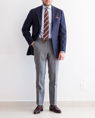 30 Jährige: Weißes und blaues vertikal gestreiftes Businesshemd kombinieren – 500+ Herren Outfits warm Wetter: Tragen Sie ein weißes und blaues vertikal gestreiftes Businesshemd und eine graue Anzughose für einen stilvollen, eleganten Look. Dunkelrote Leder Derby Schuhe sind eine perfekte Wahl, um dieses Outfit zu vervollständigen.