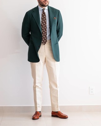 Wie dunkelgrünes Sakko mit rotbrauner Leder Slipper zu kombinieren – 56 Elegante Herren Outfits: Kombinieren Sie ein dunkelgrünes Sakko mit einer hellbeige Anzughose für einen stilvollen, eleganten Look. Rotbraune Leder Slipper sind eine perfekte Wahl, um dieses Outfit zu vervollständigen.