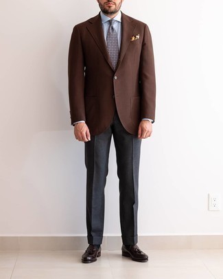 Dunkelblaue bedruckte Krawatte kombinieren – 482 Herren Outfits: Paaren Sie ein braunes Wollsakko mit einer dunkelblauen bedruckten Krawatte für einen stilvollen, eleganten Look. Vervollständigen Sie Ihr Look mit dunkelbraunen Leder Slippern mit Quasten.