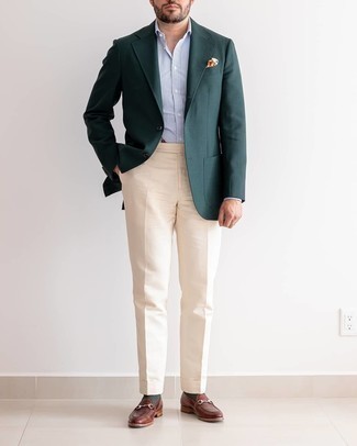 Mehrfarbiges bedrucktes Einstecktuch kombinieren – 199 Herren Outfits: Kombinieren Sie ein dunkelgrünes Wollsakko mit einem mehrfarbigen bedruckten Einstecktuch für einen entspannten Wochenend-Look. Schalten Sie Ihren Kleidungsbestienmodus an und machen braunen Leder Slipper zu Ihrer Schuhwerkwahl.