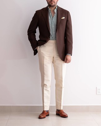 Mehrfarbiges Einstecktuch kombinieren – 405 Herren Outfits: Für ein bequemes Couch-Outfit, tragen Sie ein braunes Wollsakko und ein mehrfarbiges Einstecktuch. Rotbraune Leder Slipper putzen umgehend selbst den bequemsten Look heraus.