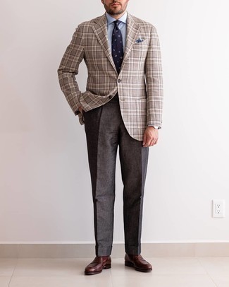 Dunkelbraune Leder Slipper kombinieren – 500+ Herren Outfits: Tragen Sie ein braunes Sakko mit Schottenmuster und eine dunkelgraue Anzughose, um vor Klasse und Perfektion zu strotzen. Komplettieren Sie Ihr Outfit mit dunkelbraunen Leder Slippern.