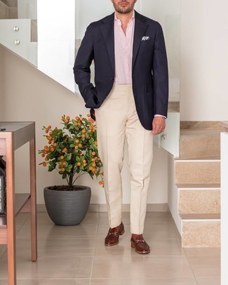 30 Jährige: Braune Leder Slipper kombinieren – 500+ Elegante Sommer Herren Outfits: Vereinigen Sie ein dunkelblaues Sakko mit einer hellbeige Anzughose für eine klassischen und verfeinerte Silhouette. Vervollständigen Sie Ihr Look mit braunen Leder Slippern. Dieser Look ist ideal für den Sommer geeignet.