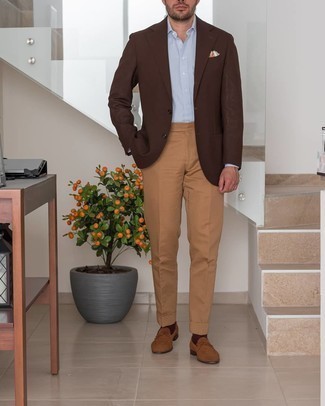 30 Jährige: Wie rotbraunes Sakko mit hellbeige Anzughose zu kombinieren – 191 Herren Outfits: Erwägen Sie das Tragen von einem rotbraunen Sakko und einer hellbeige Anzughose für einen stilvollen, eleganten Look. Braune Wildleder Slipper sind eine perfekte Wahl, um dieses Outfit zu vervollständigen.