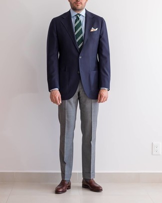 Mehrfarbiges Einstecktuch kombinieren – 405 Herren Outfits: Für ein bequemes Couch-Outfit, entscheiden Sie sich für ein dunkelblaues Sakko und ein mehrfarbiges Einstecktuch. Machen Sie Ihr Outfit mit dunkelbraunen Leder Slippern eleganter.