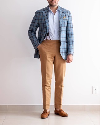 Gelbes Einstecktuch kombinieren – 479 Herren Outfits: Ein hellblaues Sakko mit Schottenmuster und ein gelbes Einstecktuch sind eine kluge Outfit-Formel für Ihre Sammlung. Wählen Sie rotbraunen Wildleder Slipper, um Ihr Modebewusstsein zu zeigen.