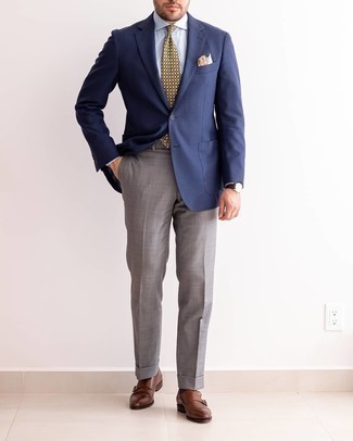 30 Jährige: Gelbe bedruckte Krawatte kombinieren – 72 Elegante Herren Outfits: Kombinieren Sie ein dunkelblaues Sakko mit einer gelben bedruckten Krawatte für einen stilvollen, eleganten Look. Braune Doppelmonks aus Leder sind eine gute Wahl, um dieses Outfit zu vervollständigen.