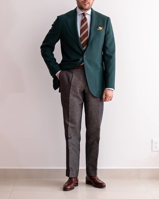 Dunkelgrünes Sakko kombinieren – 316 Elegante Herren Outfits warm Wetter: Kombinieren Sie ein dunkelgrünes Sakko mit einer dunkelbraunen Leinen Anzughose, um vor Klasse und Perfektion zu strotzen. Komplettieren Sie Ihr Outfit mit dunkelbraunen Leder Slippern.