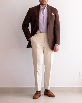Weißes und lila vertikal gestreiftes Businesshemd kombinieren – 500+ Herren Outfits: Entscheiden Sie sich für ein weißes und lila vertikal gestreiftes Businesshemd und eine hellbeige Anzughose für einen stilvollen, eleganten Look. Braune Wildleder Slipper sind eine gute Wahl, um dieses Outfit zu vervollständigen.